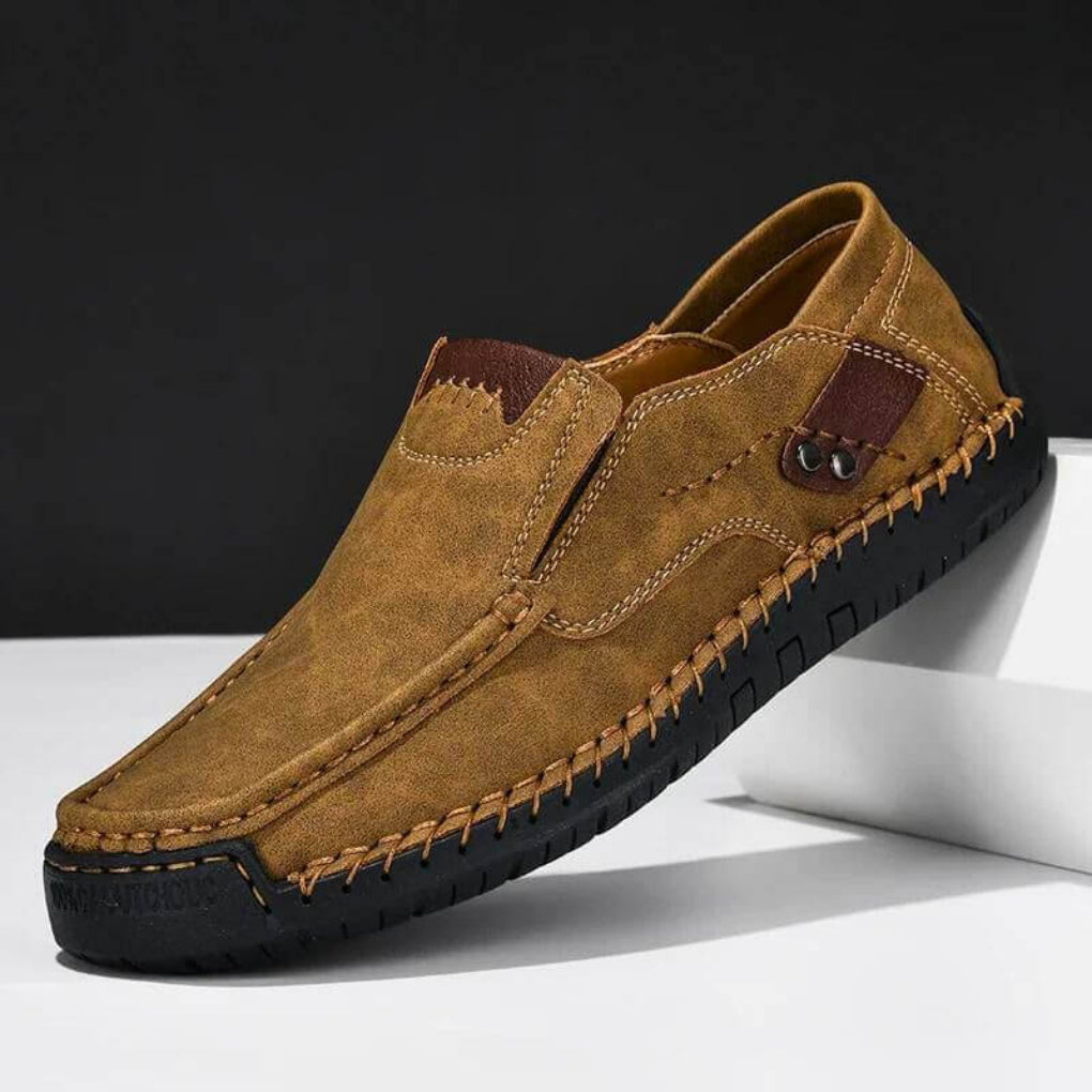 Buty Męskie Wsuwane Z Przeszyciami I Kontrastową Wstawką