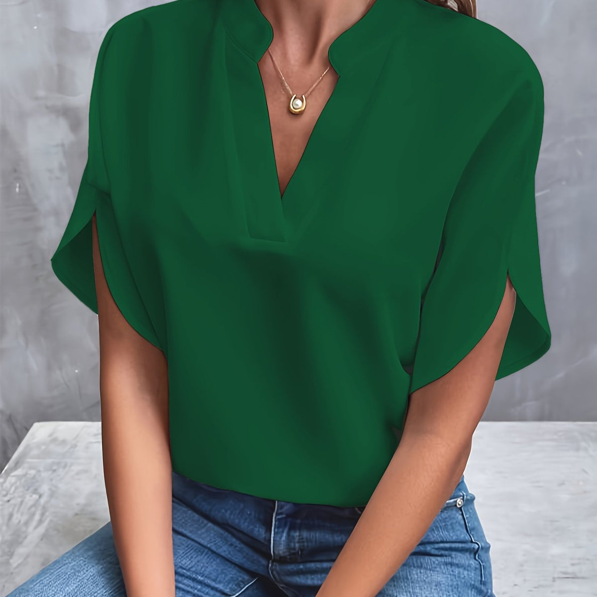 Widok z przodu, dekolt w serek i krótkie rękawy, kolor zielony