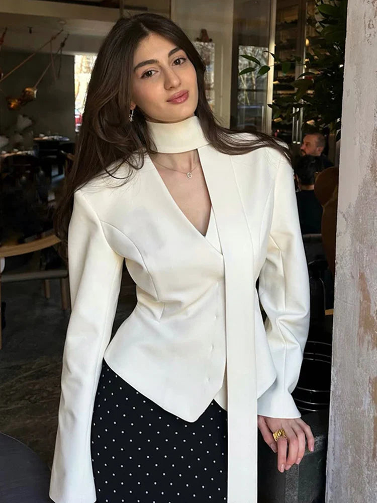 Damska Marynarka Z Dekoltem V Wiązaniem Przy Szyi I Długim Rękawem