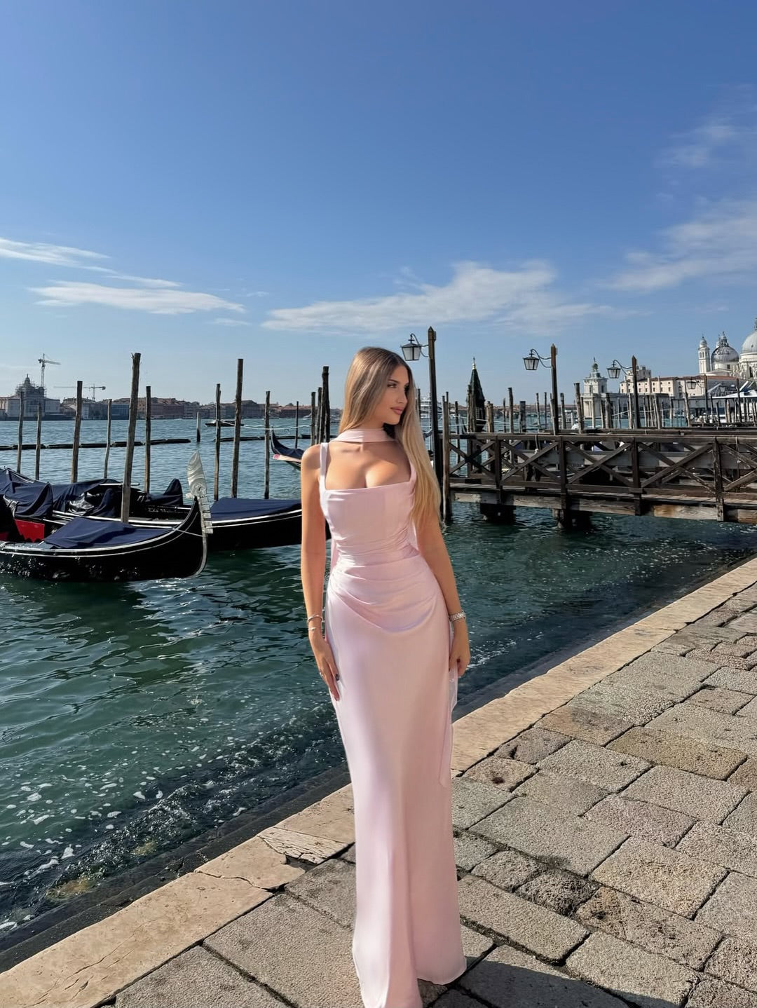 Damska Sukienka Maxi Na Wesele Bez Rękawów Z Prostym Dekoltem I Wiązaniem Na Plecach