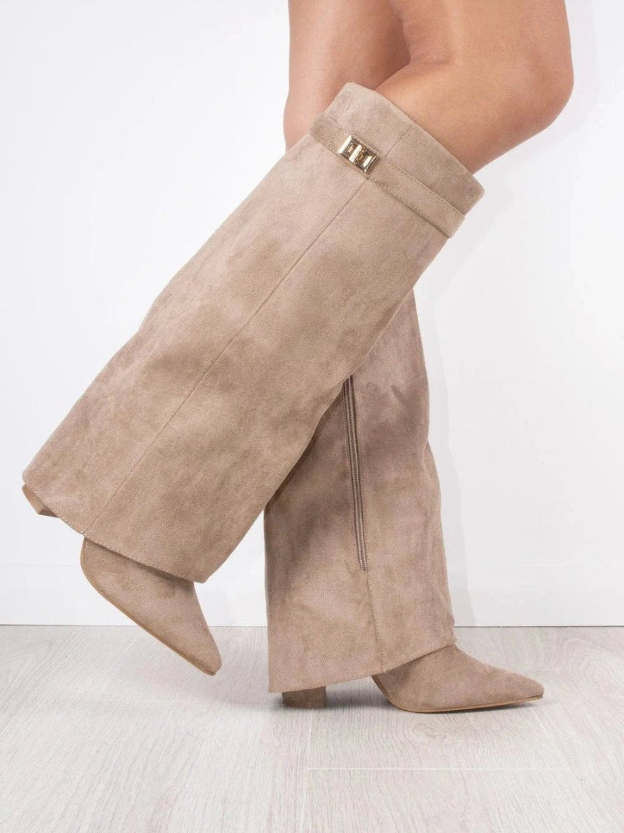 Widok z boku, wywijana cholewka, suwak i spiczasty nosek