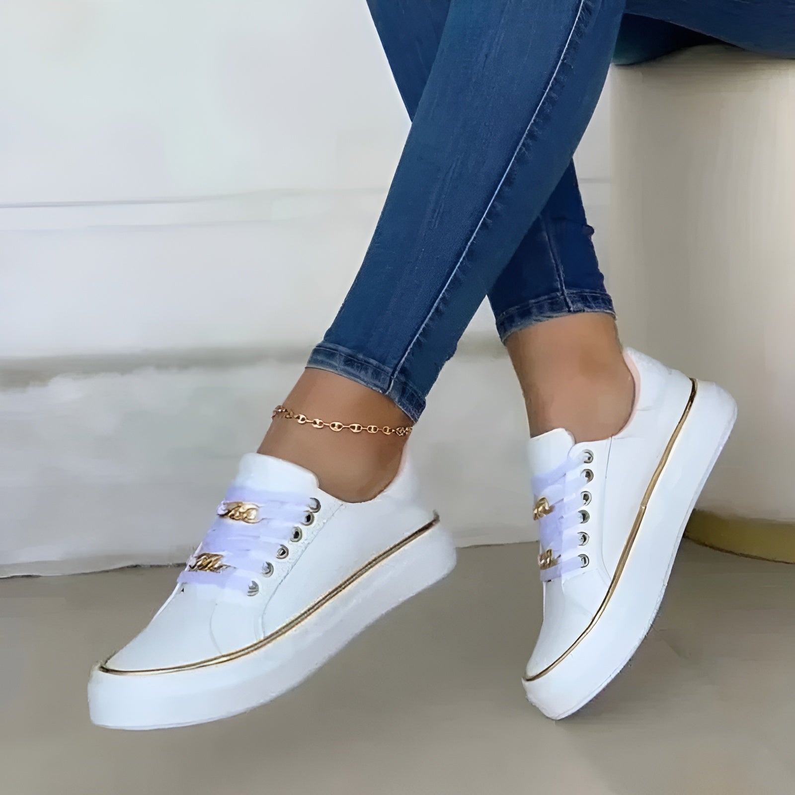 Sneakersy Damskie Na Grubej Podeszwie Z Łańcuszkowym Akcentem