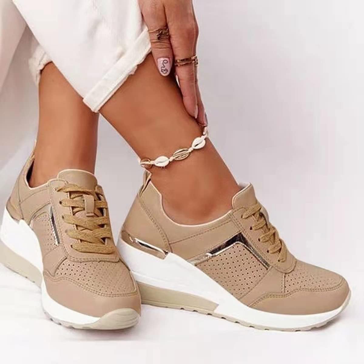 Sneakersy Damskie Na Koturnie Z Perforowanym Panelem I Sznurowaniem