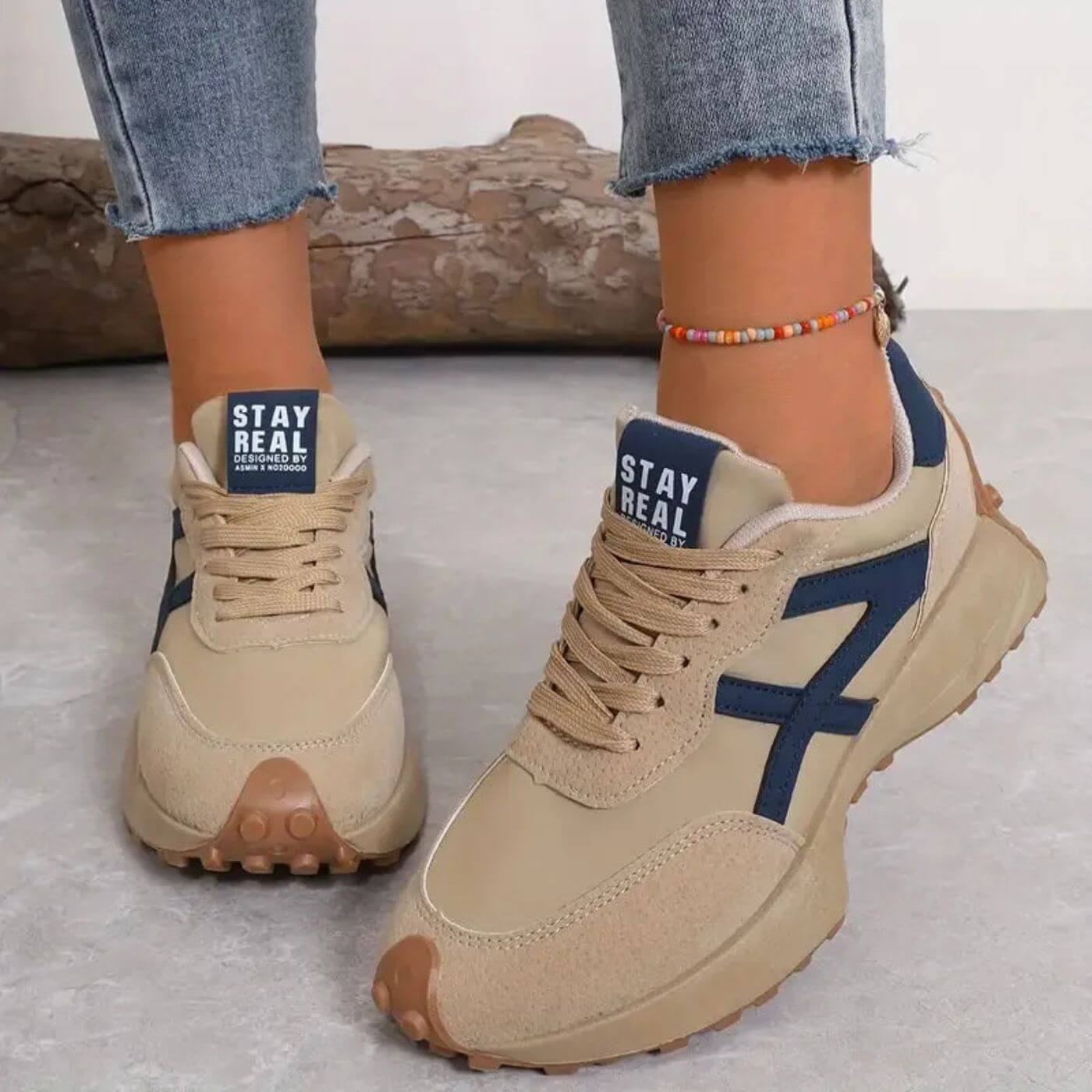 Sneakersy Damskie Niskie Sznurowane Z Cholewką Z Paneli I Podeszwą Z Bieżnikiem