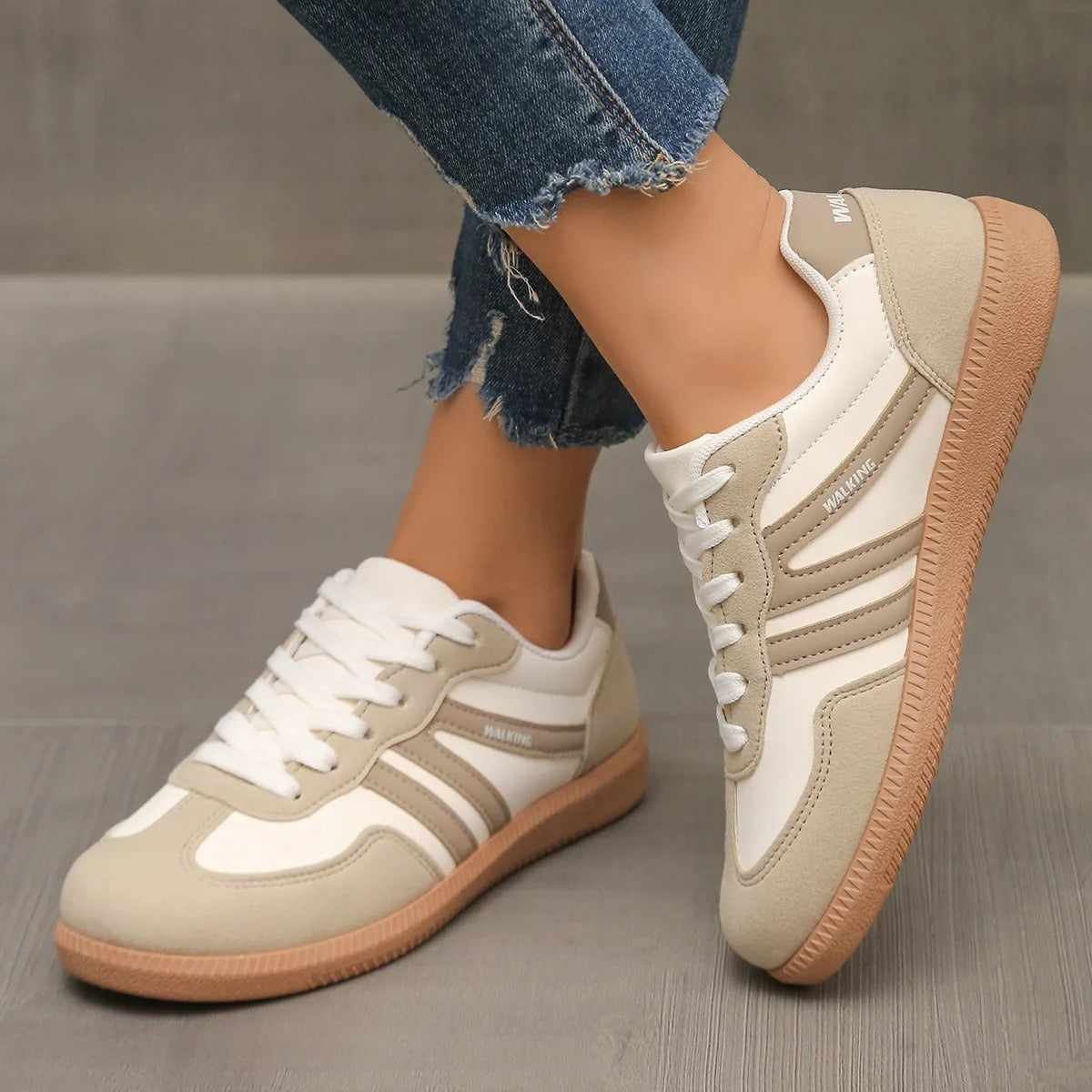 Sneakersy Damskie Niskie Sznurowane Z Zaokrąglonym Noskiem I Naszywką Na Pięcie