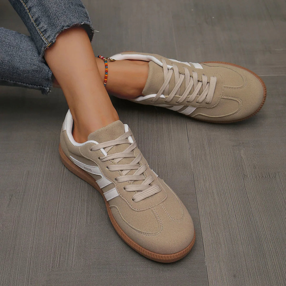 Sneakersy Damskie Niskie Sznurowane Z Zaokrąglonym Noskiem I Naszywką Na Pięcie