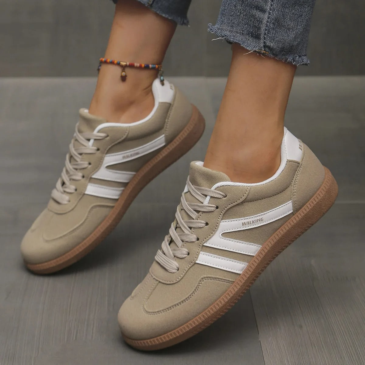 Sneakersy Damskie Niskie Sznurowane Z Zaokrąglonym Noskiem I Naszywką Na Pięcie