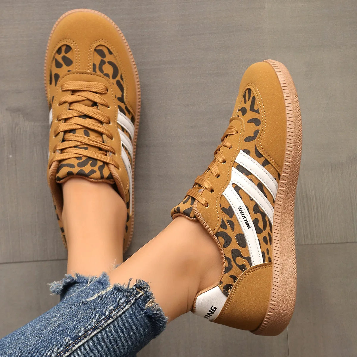 Sneakersy Damskie Niskie Sznurowane Z Zaokrąglonym Noskiem I Naszywką Na Pięcie