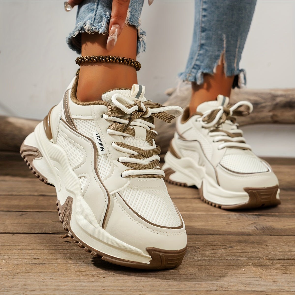 Sneakersy Damskie Niskie Sznurowane Z Zaokrąglonym Noskiem I Podeszwą Z Bieżnikiem