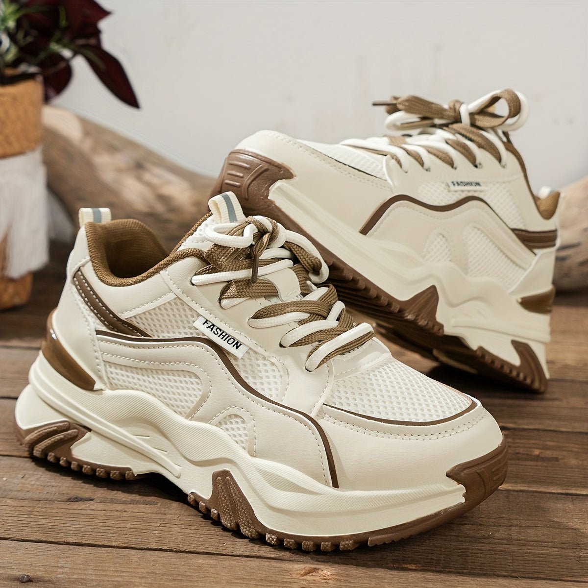 Sneakersy Damskie Niskie Sznurowane Z Zaokrąglonym Noskiem I Podeszwą Z Bieżnikiem