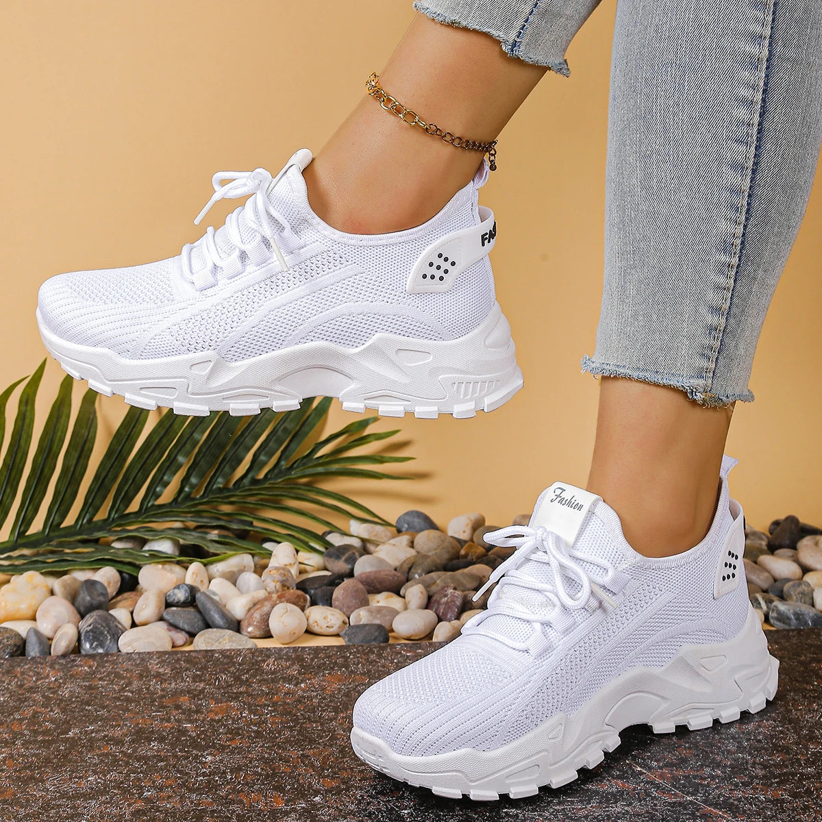 Sneakersy Damskie Niskie Wiązane Z Ażurową Cholewką I Zaokrąglonym Noskiem