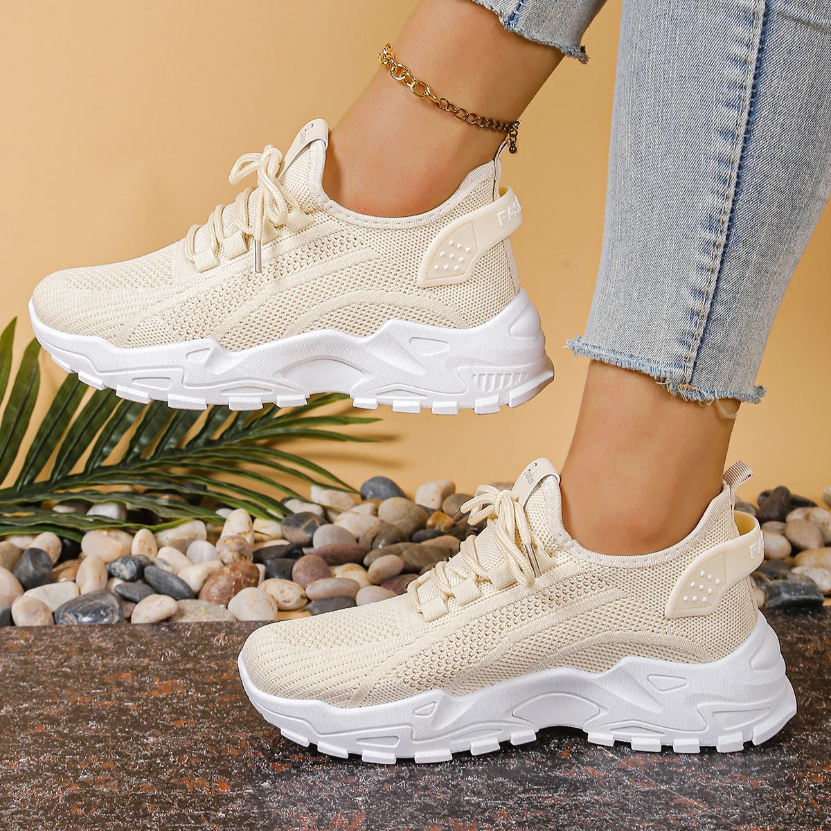 Sneakersy Damskie Niskie Wiązane Z Ażurową Cholewką I Zaokrąglonym Noskiem