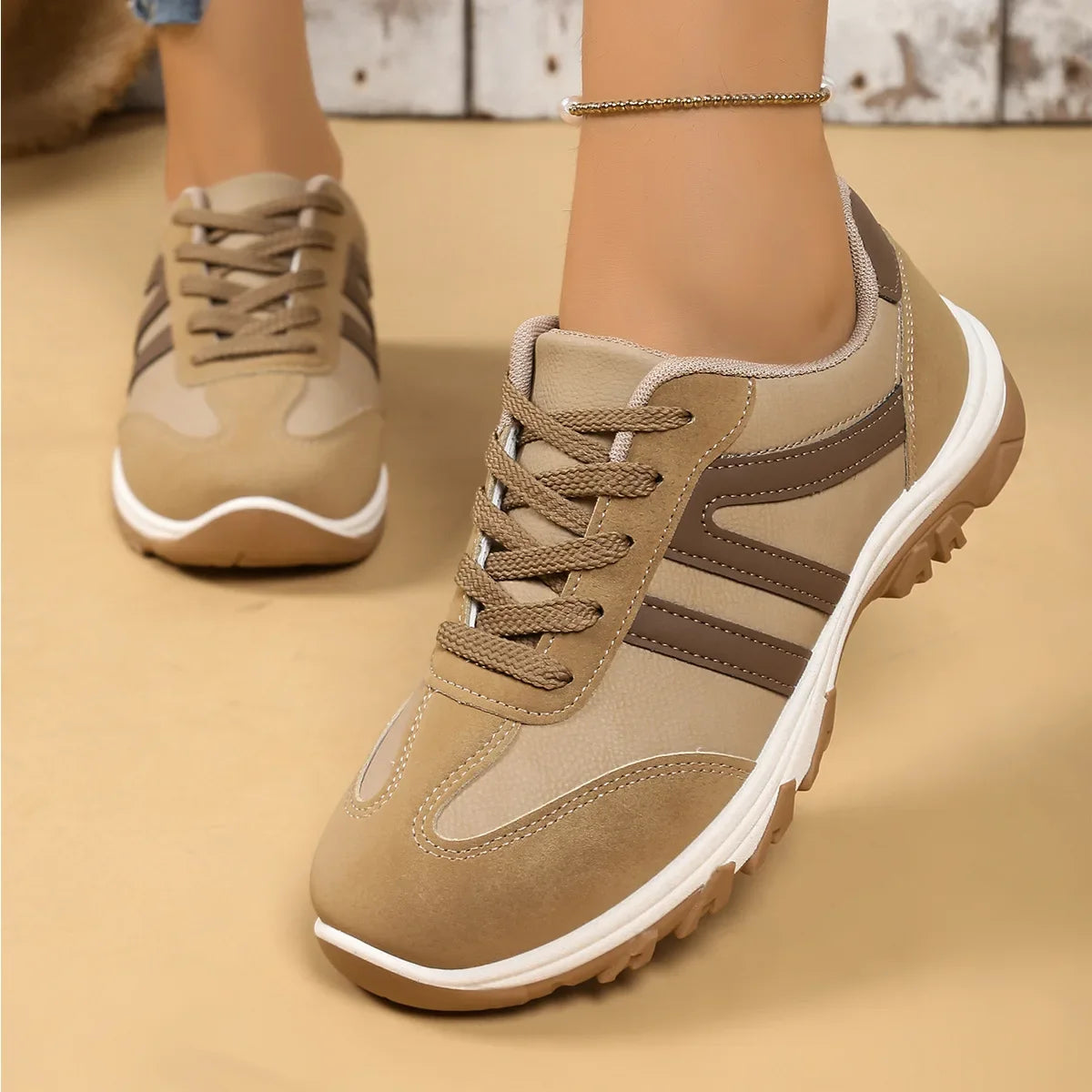Sneakersy Damskie Niskie Wiązane Z Okrągłym Noskiem I Zabudowaną Piętą