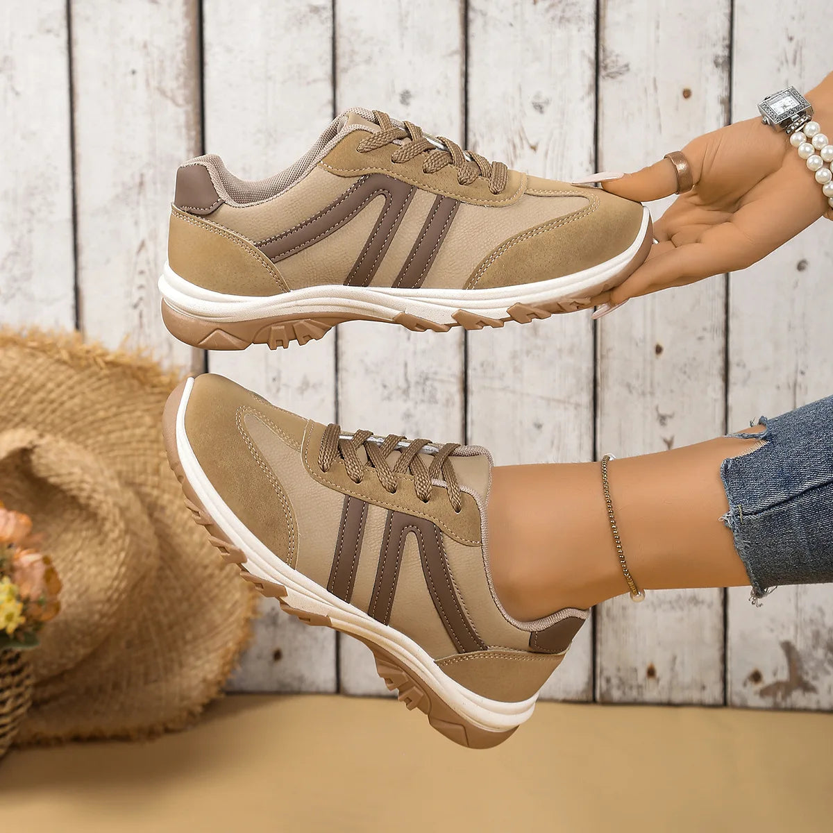 Sneakersy Damskie Niskie Wiązane Z Okrągłym Noskiem I Zabudowaną Piętą