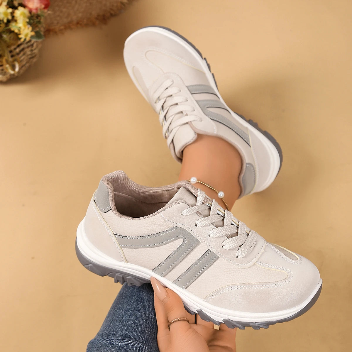 Sneakersy Damskie Niskie Wiązane Z Okrągłym Noskiem I Zabudowaną Piętą