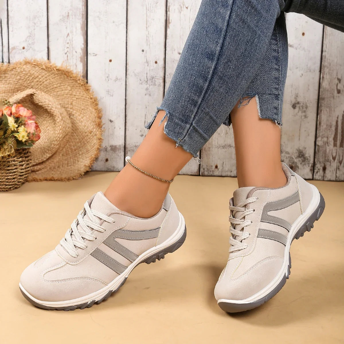 Sneakersy Damskie Niskie Wiązane Z Okrągłym Noskiem I Zabudowaną Piętą