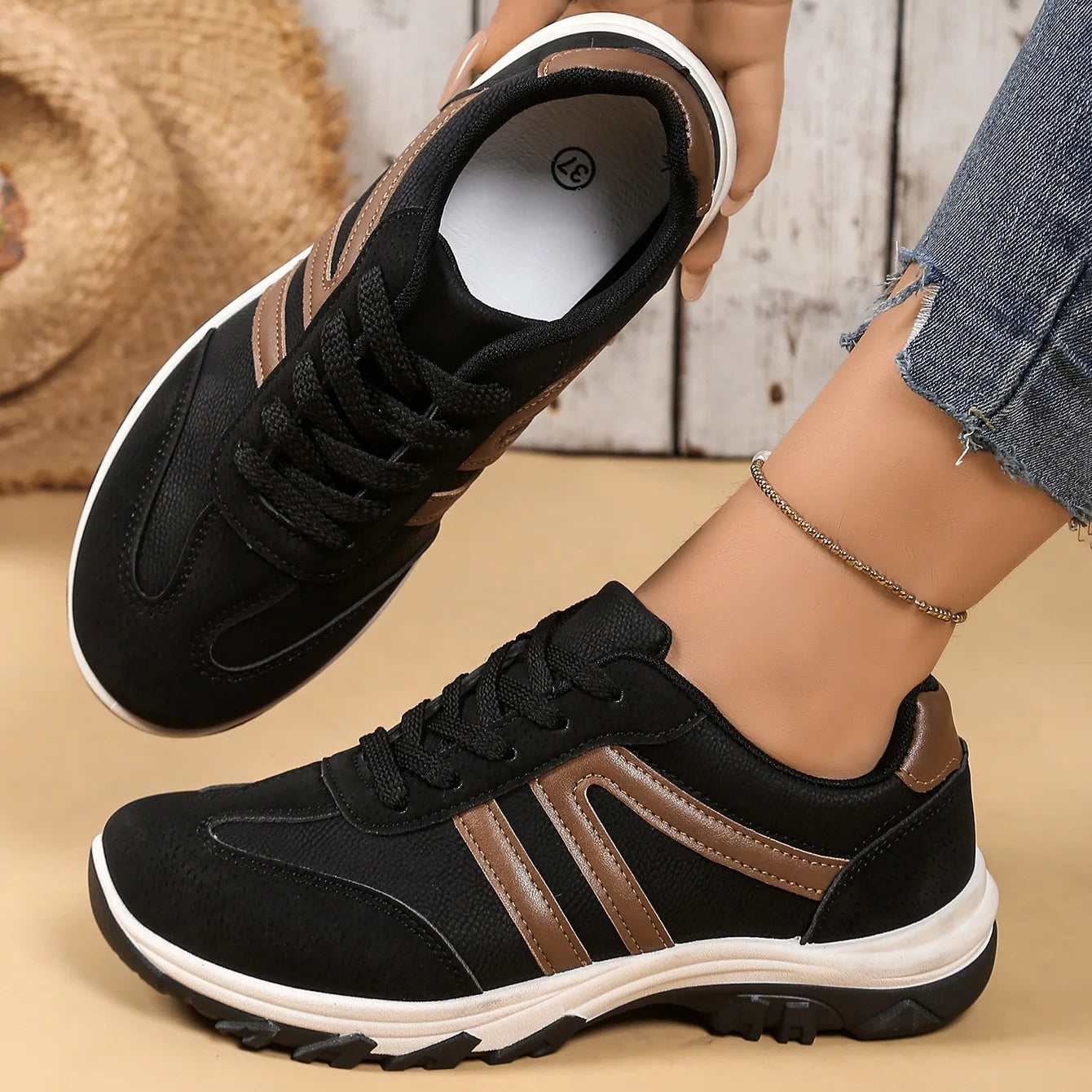 Sneakersy Damskie Niskie Wiązane Z Okrągłym Noskiem I Zabudowaną Piętą