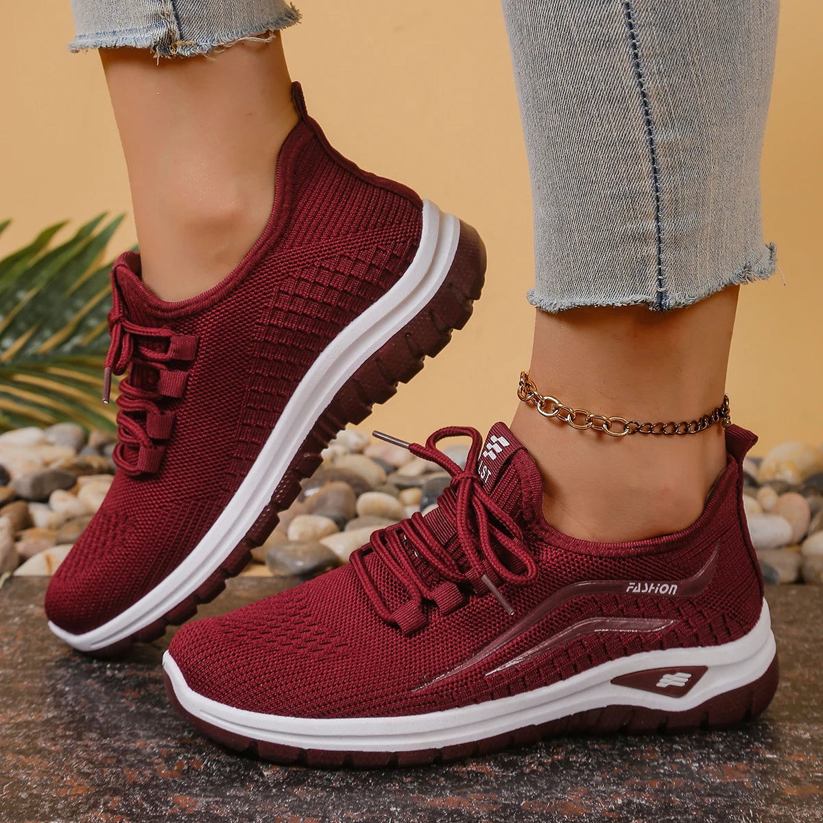 Sneakersy Damskie Sznurowane Niskie Z Ażurową Cholewką I Podeszwą Z Bieżnikiem
