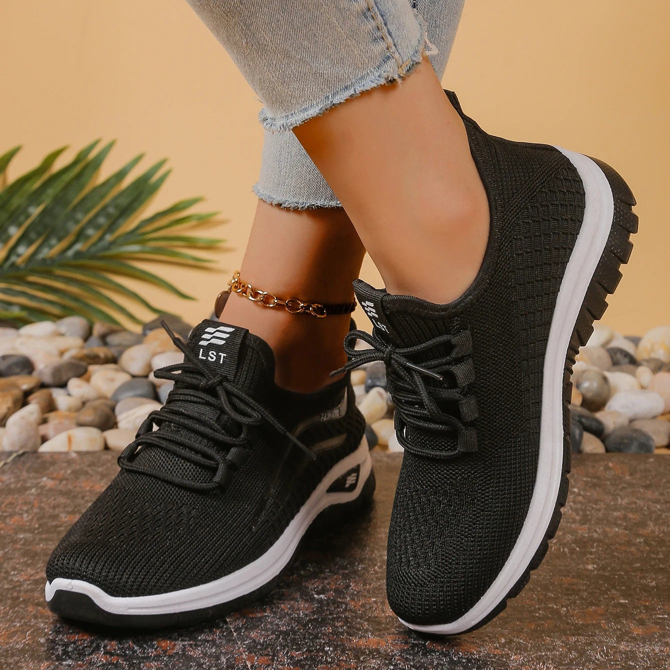 Sneakersy Damskie Sznurowane Niskie Z Ażurową Cholewką I Podeszwą Z Bieżnikiem