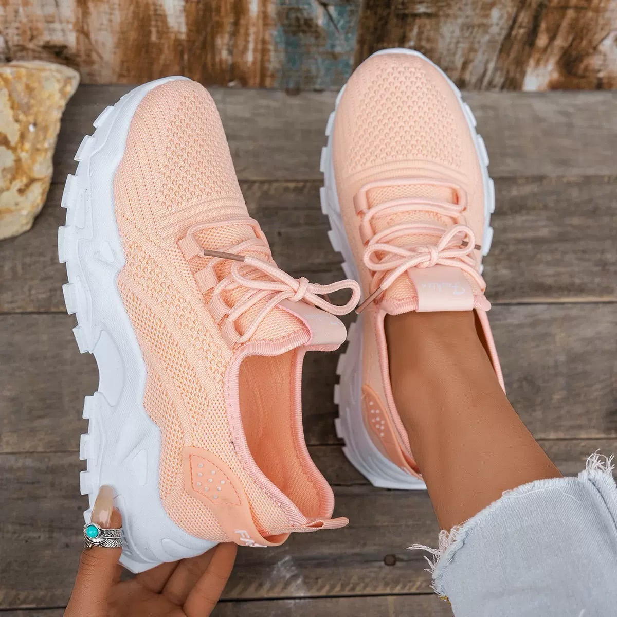 Sneakersy Damskie Sznurowane Z Ażurową Cholewką I Grubą Podeszwą