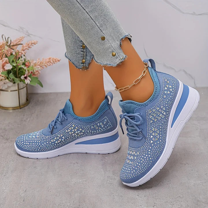 Sneakersy Damskie Sznurowane Z Geometrycznymi Wstawkami I Koturnem