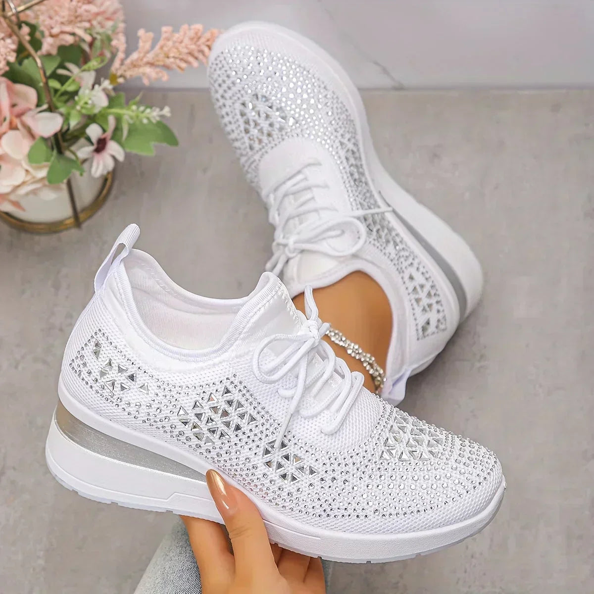 Sneakersy Damskie Sznurowane Z Geometrycznymi Wstawkami I Koturnem