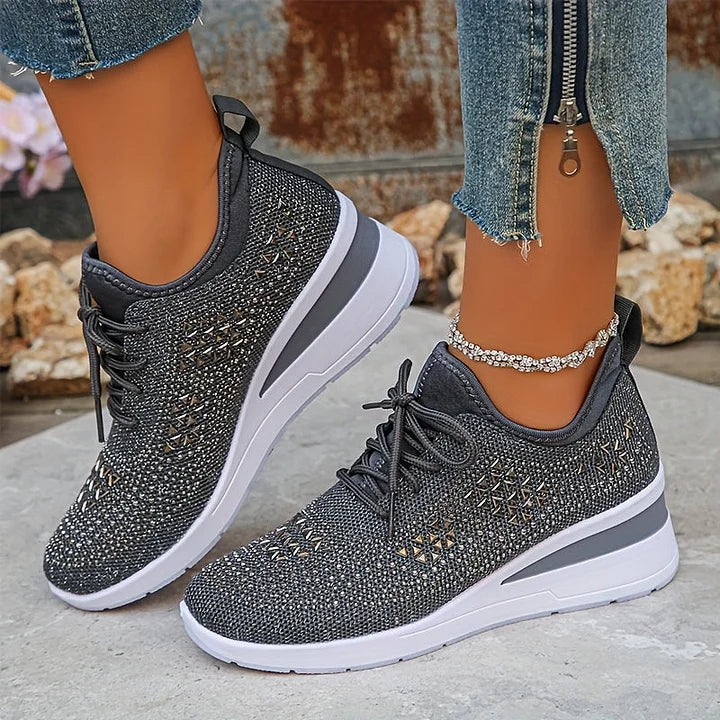 Sneakersy Damskie Sznurowane Z Geometrycznymi Wstawkami I Koturnem
