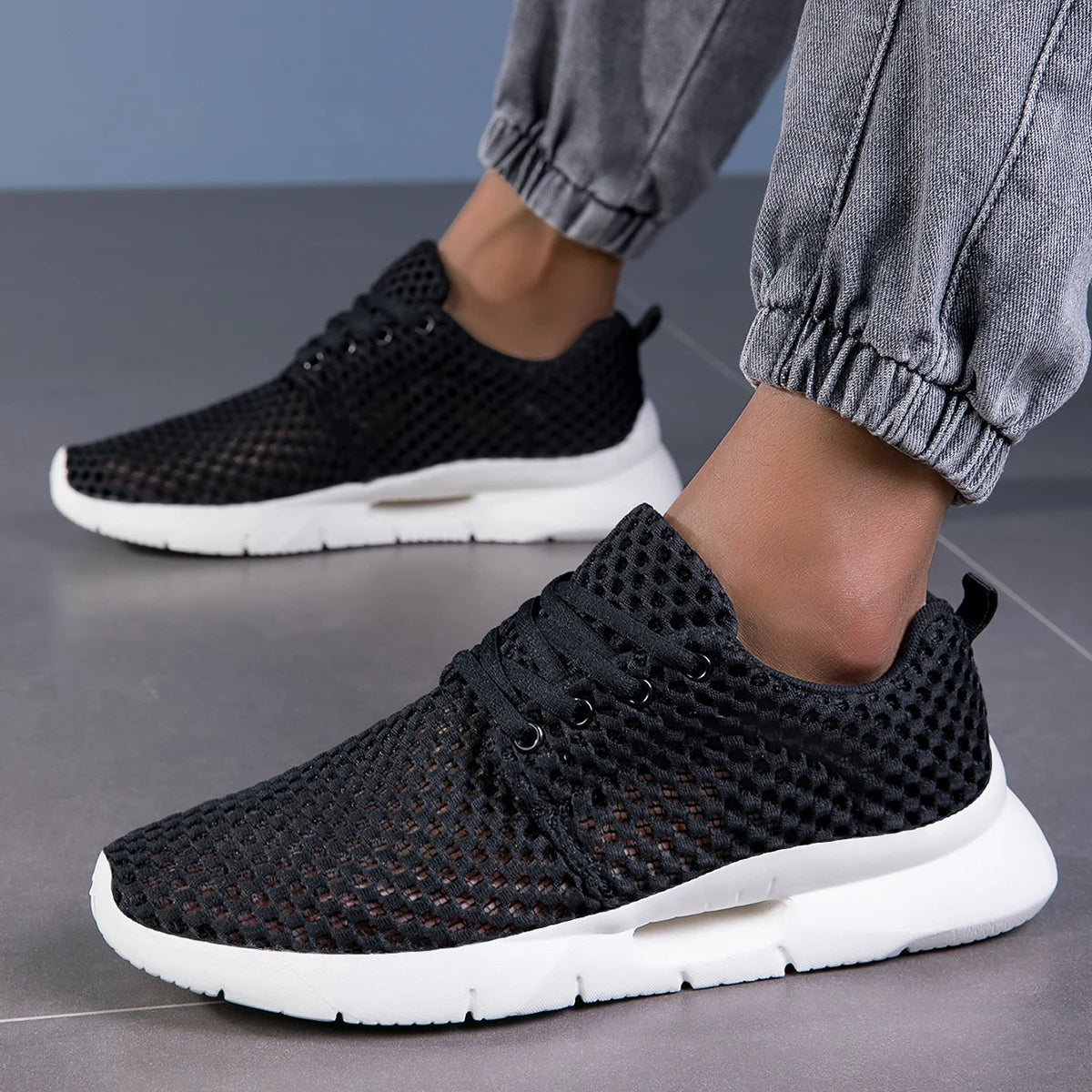 Sneakersy Damskie Sznurowane Z Siatkową Cholewką I Pętelką Z Tyłu