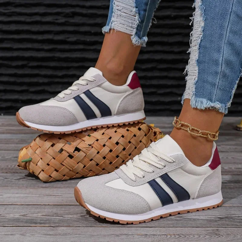 Sneakersy Damskie Sznurowane Z Zaokrąglonym Noskiem I Paskami Po Bokach