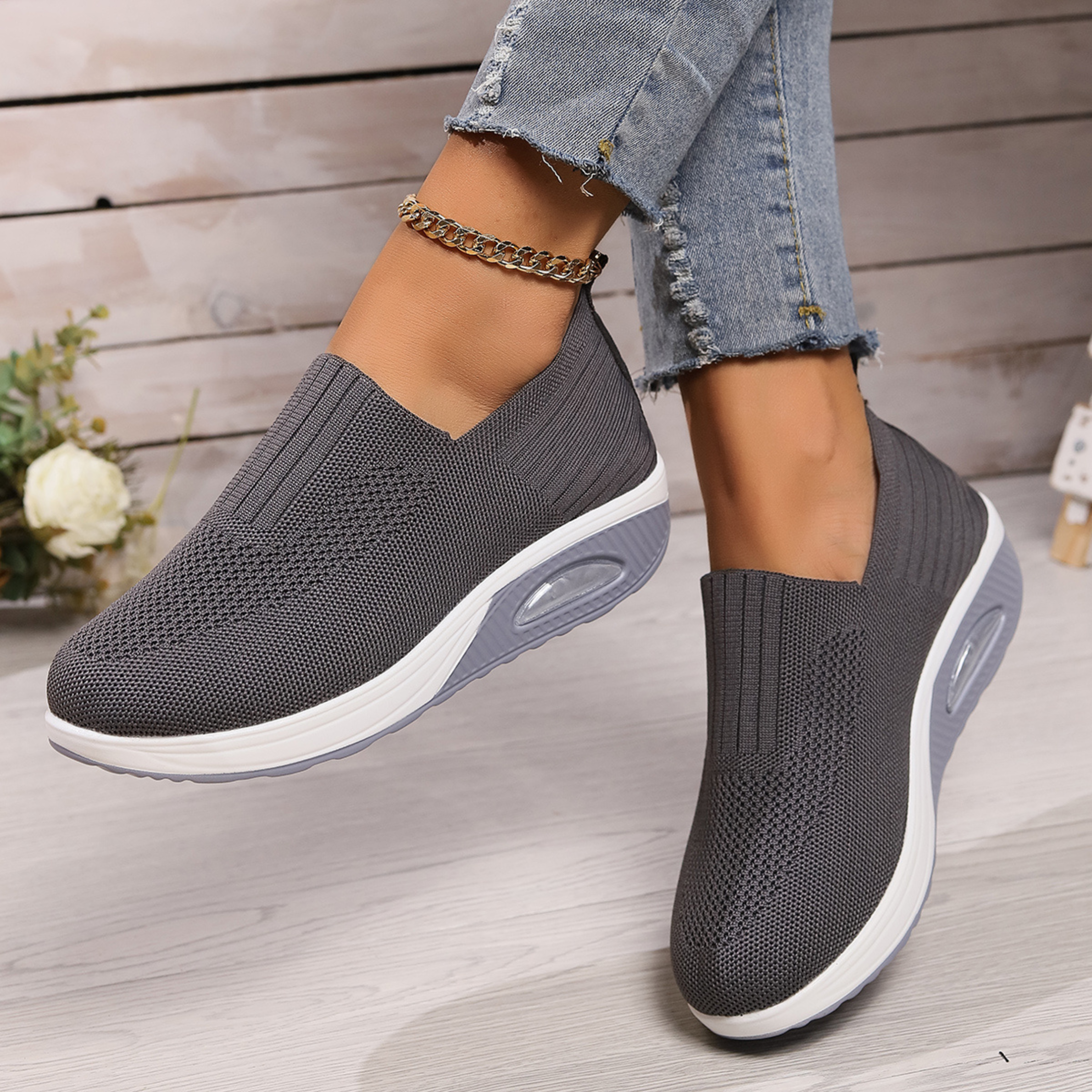 Sneakersy Damskie Wsuwane Z Okrągłym Noskiem I Pętelką Z Tyłu