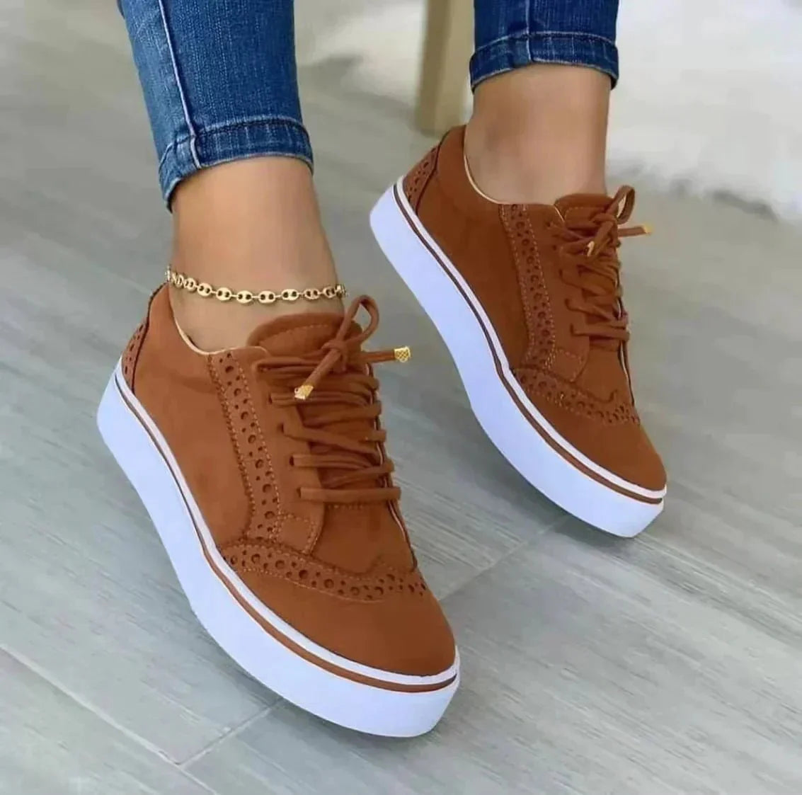 Sneakersy Damskie Z Perforowanymi Detalami I Podeszwą Na Platformie
