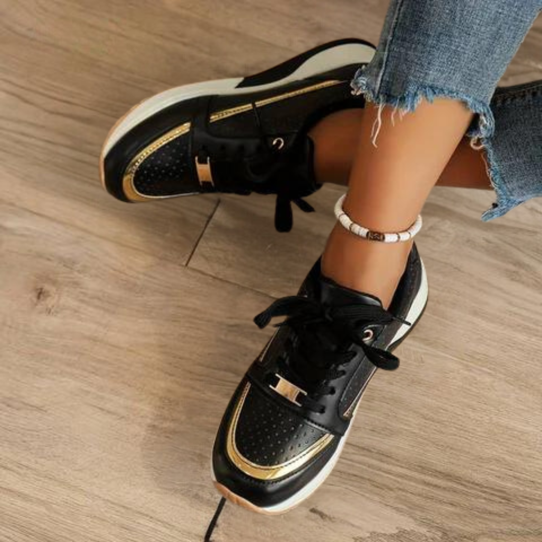 Sneakersy Damskie Z Perforowanymi Panelami I Koturnem
