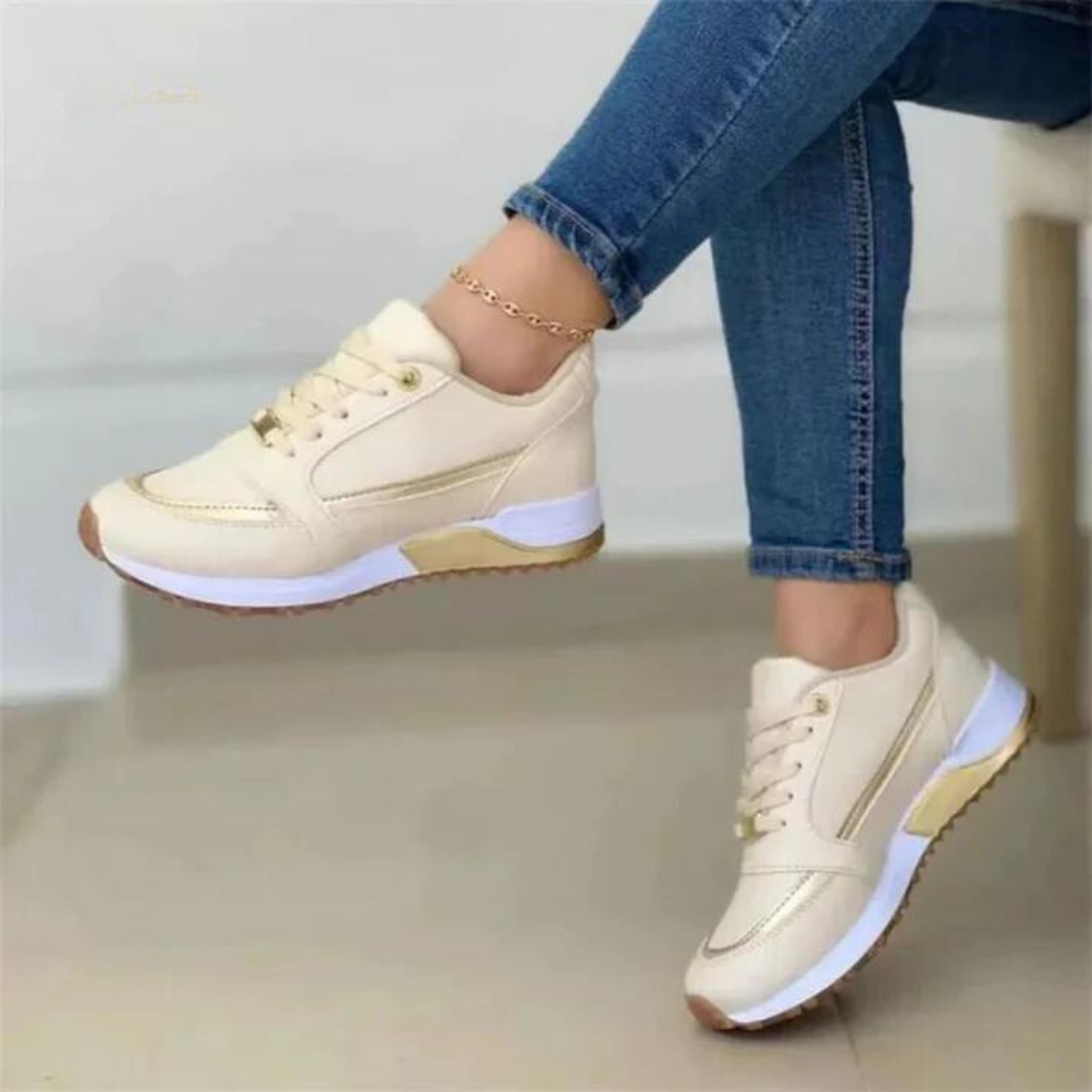 Sneakersy Damskie Z Perforowanymi Panelami I Koturnem