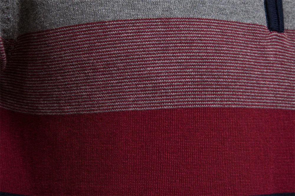 Sweter Męski Z Wysokim Kołnierzem I Paskowym Wzorem