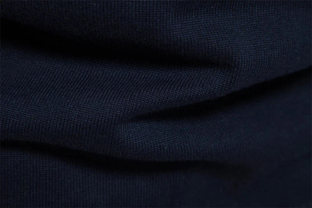 Sweter Męski Z Wysokim Kołnierzem I Paskowym Wzorem
