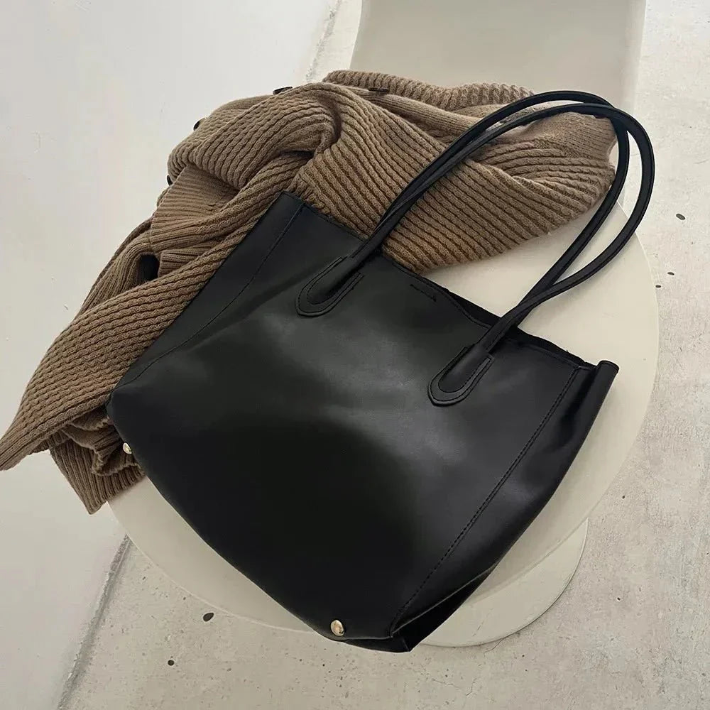 Torebka Damska z Podwójnymi Uchwytami i Stopkami na Spodzie