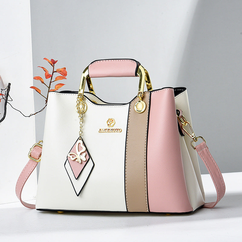 Widok z przodu – uchwyt górny, zawieszka motylek i ramiączko crossbody