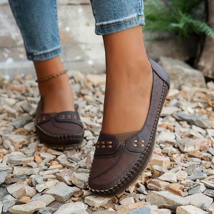 Buty Damskie Wsuwane Z Perforacją I Zaokrąglonym Noskiem
