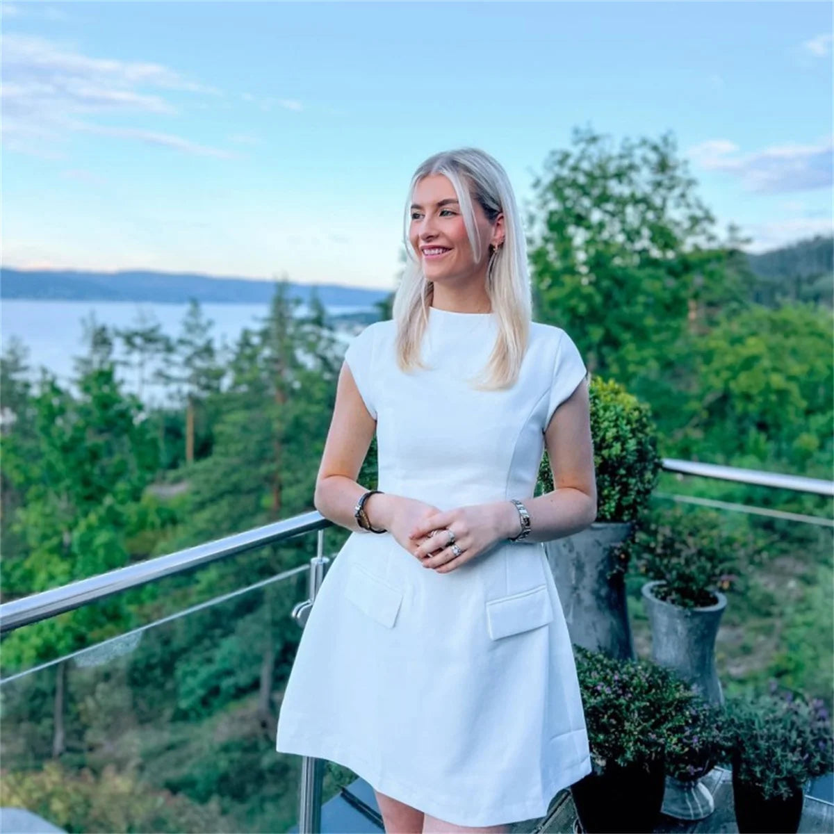 Damska Mini Sukienka Z Krótkimi Rękawkami I Klapkami Z Przodu