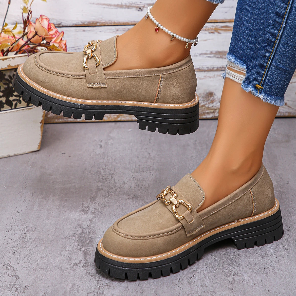 Mokasyny Damskie Z Przeszyciem Z Przodu I Podeszwą Traktorową