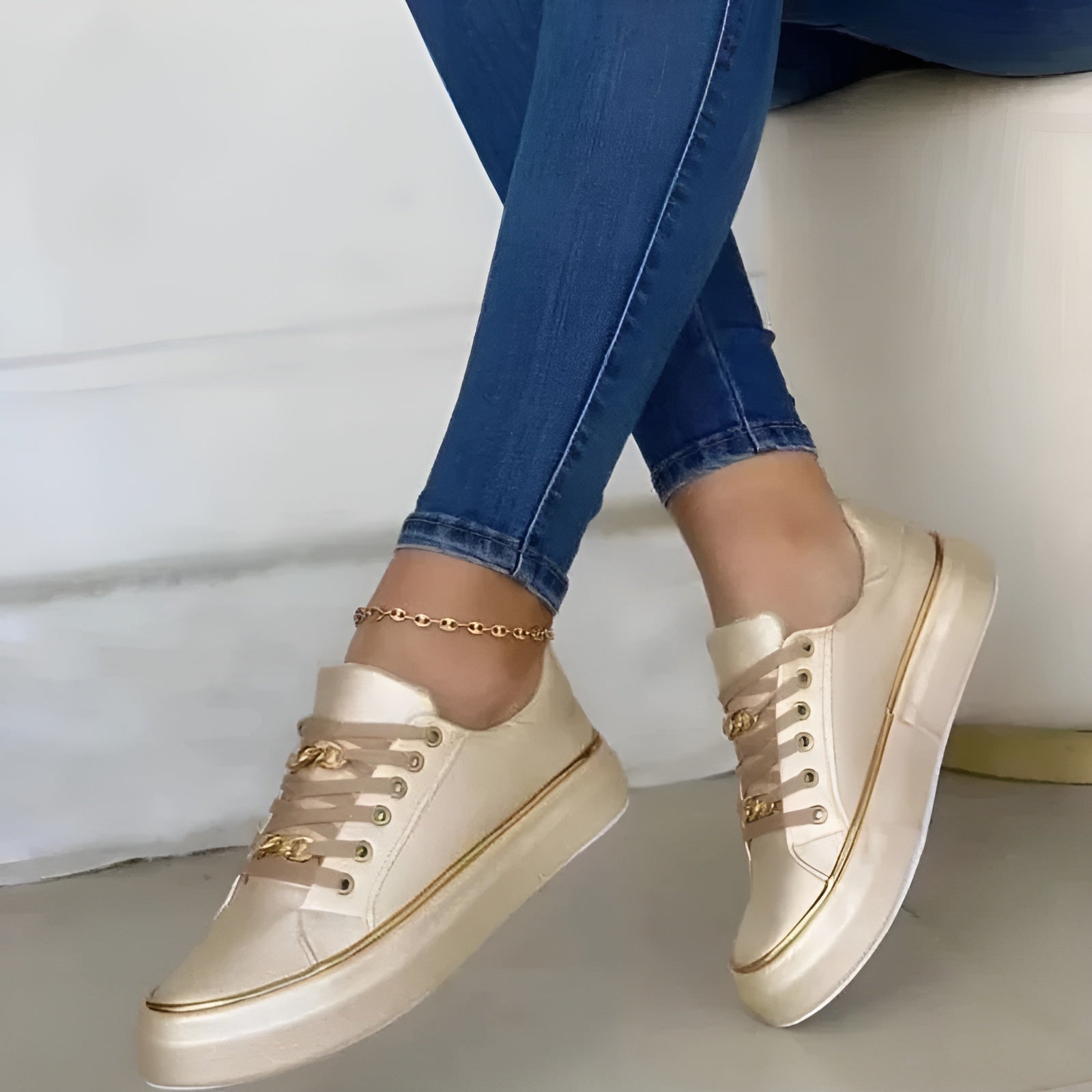 Sneakersy Damskie Na Grubej Podeszwie Z Łańcuszkowym Akcentem