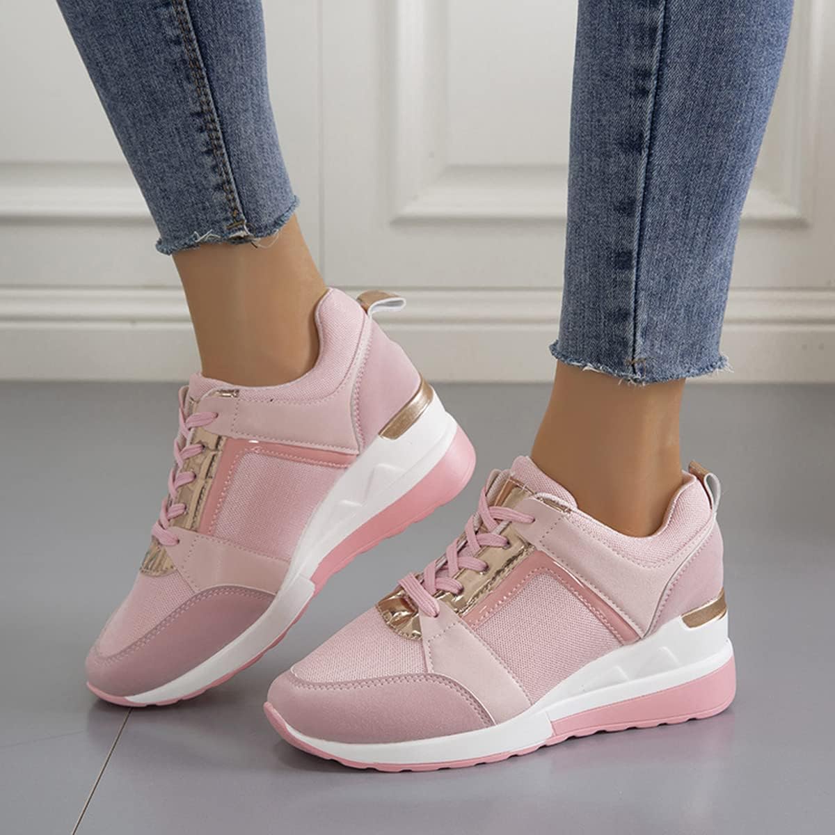 Sneakersy Damskie Na Koturnie Z Perforowanym Panelem I Sznurowaniem