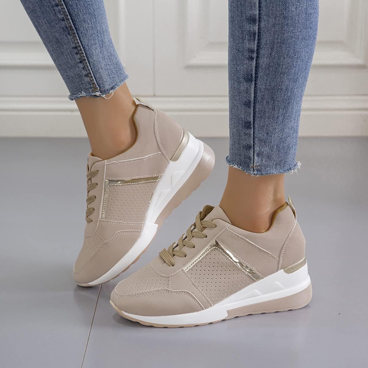 Sneakersy Damskie Na Koturnie Z Perforowanym Panelem I Sznurowaniem