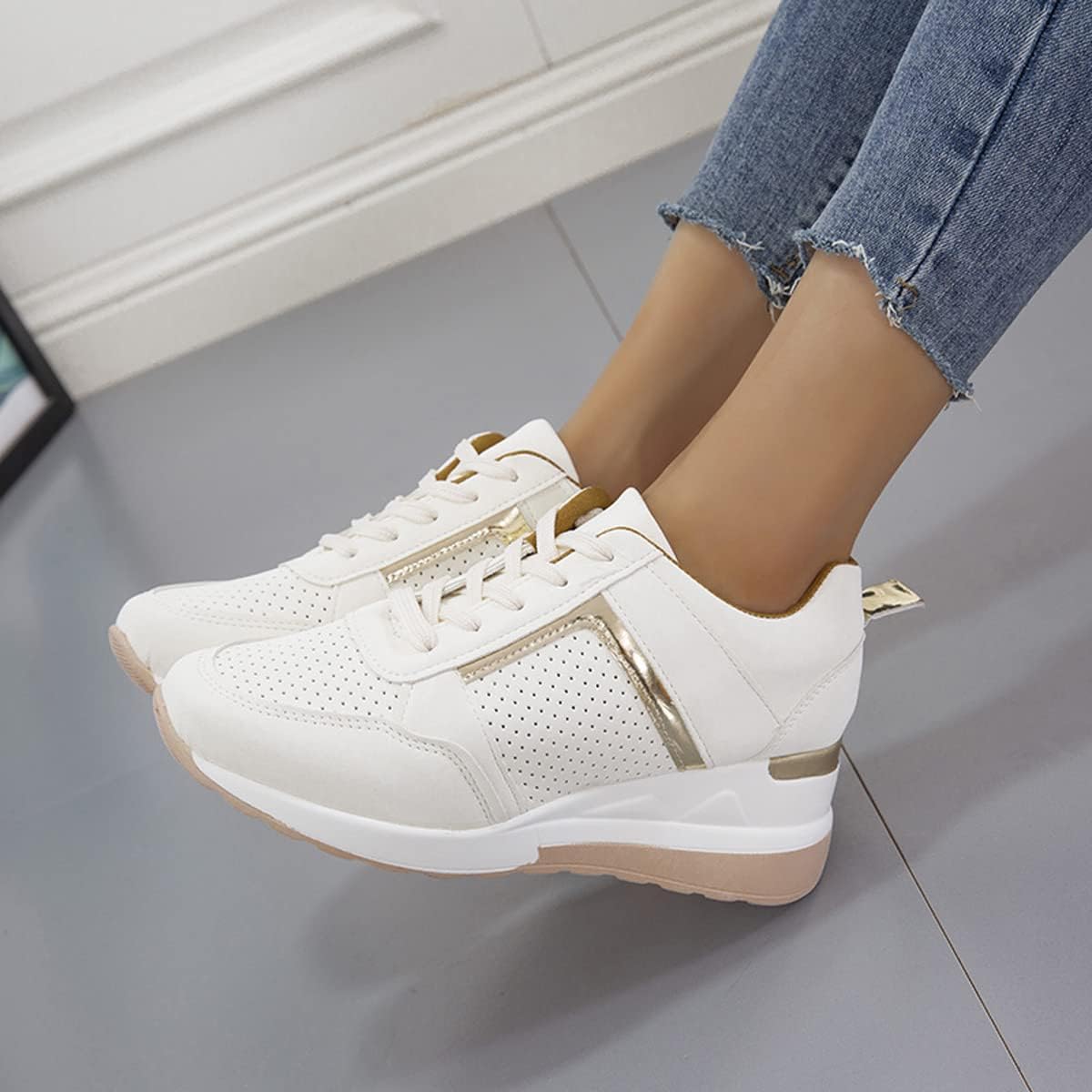 Sneakersy Damskie Na Koturnie Z Perforowanym Panelem I Sznurowaniem