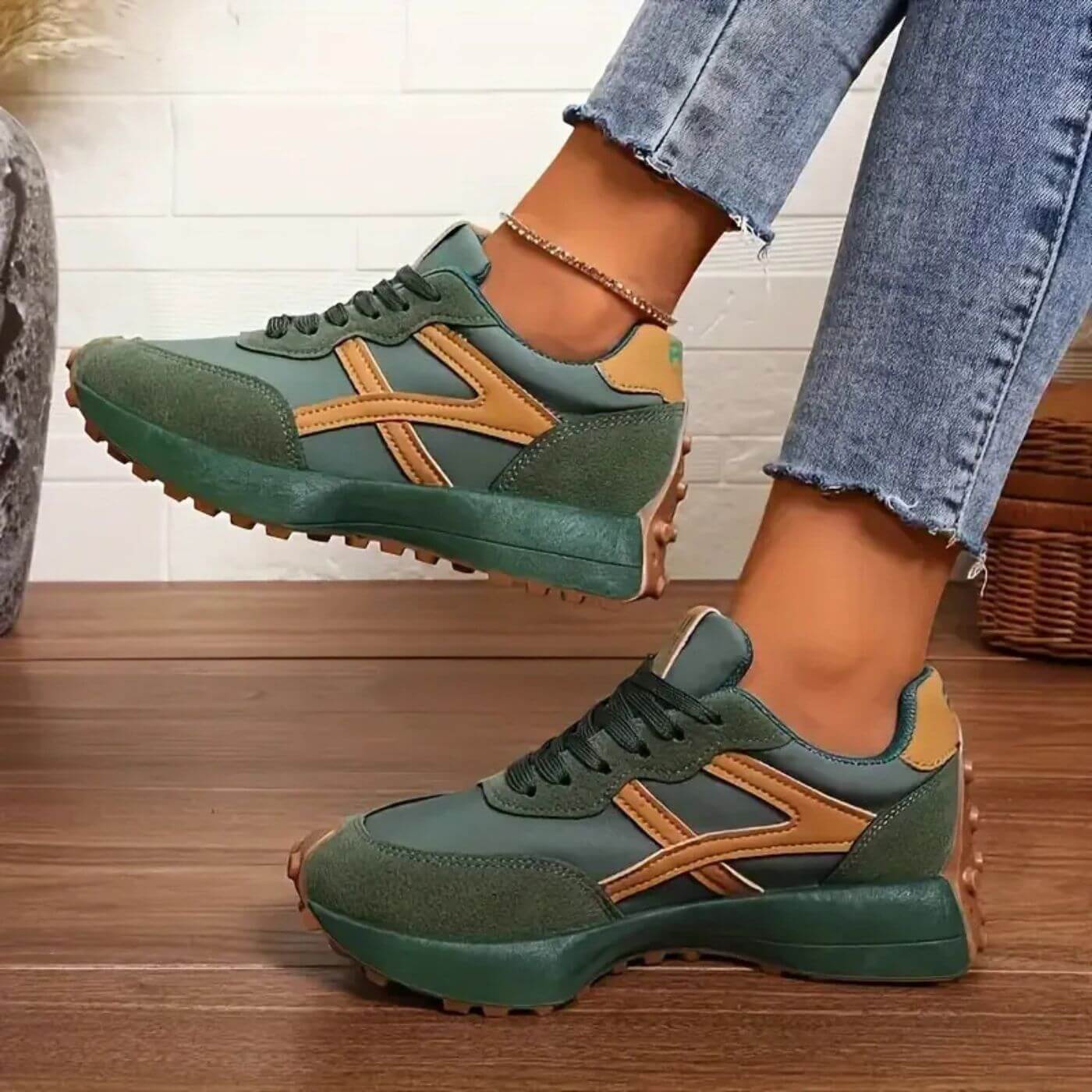 Sneakersy Damskie Niskie Sznurowane Z Cholewką Z Paneli I Podeszwą Z Bieżnikiem