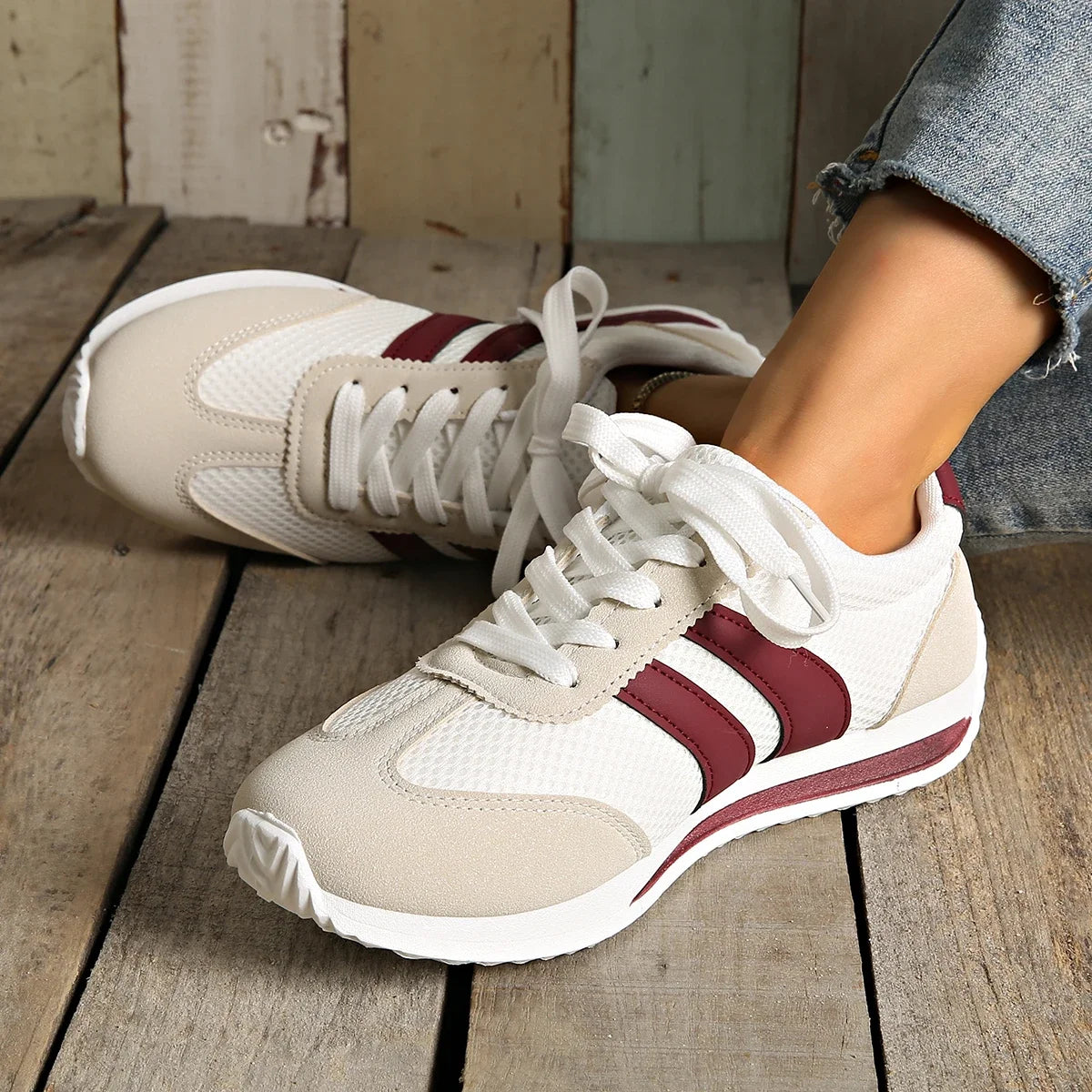 Sneakersy Damskie Niskie Sznurowane Z Przeszyciami Na Cholewce I Paskami Po Bokach