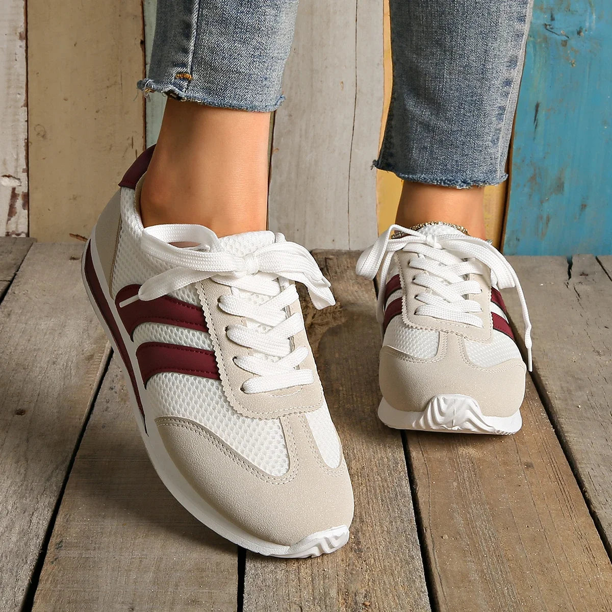 Sneakersy Damskie Niskie Sznurowane Z Przeszyciami Na Cholewce I Paskami Po Bokach