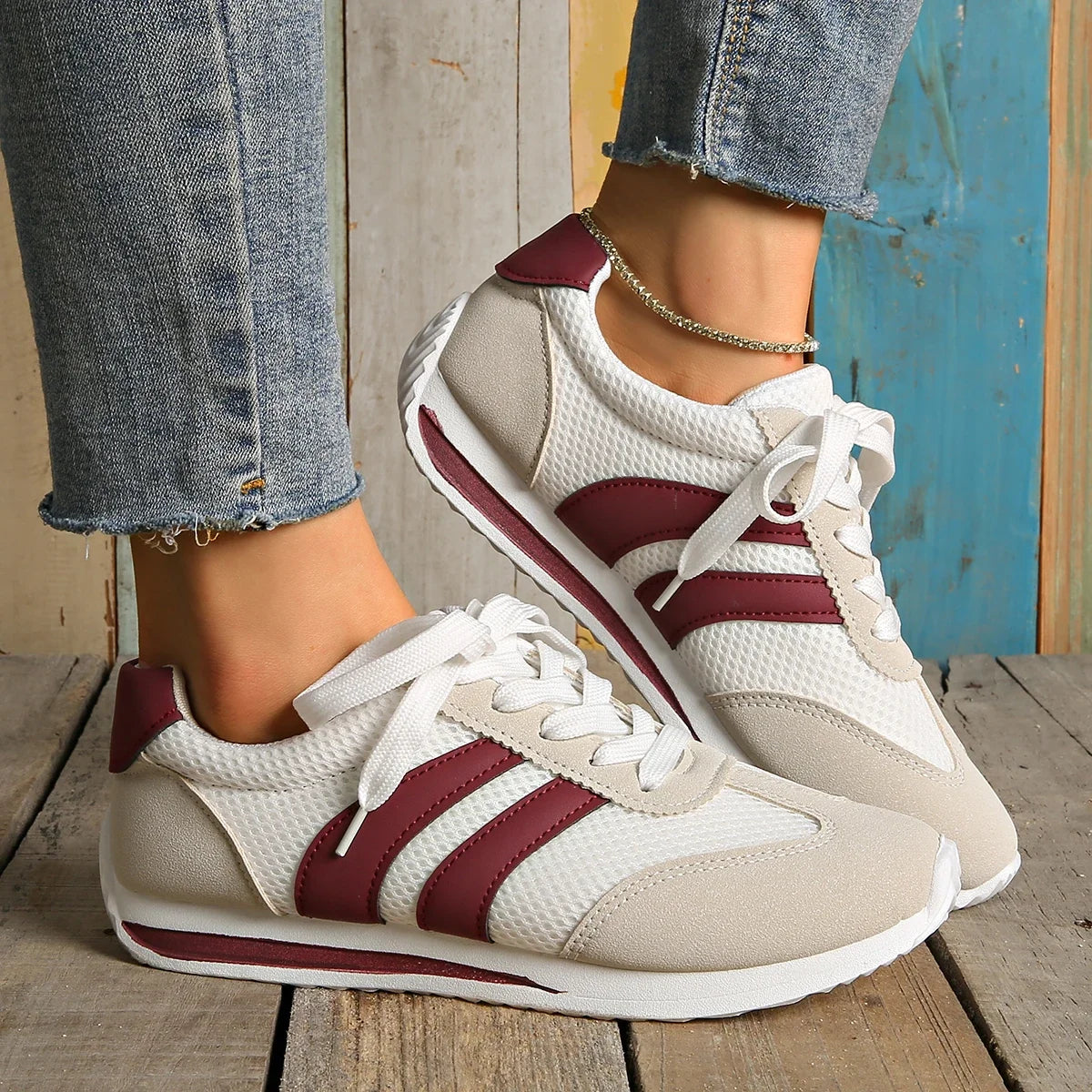 Sneakersy Damskie Niskie Sznurowane Z Przeszyciami Na Cholewce I Paskami Po Bokach