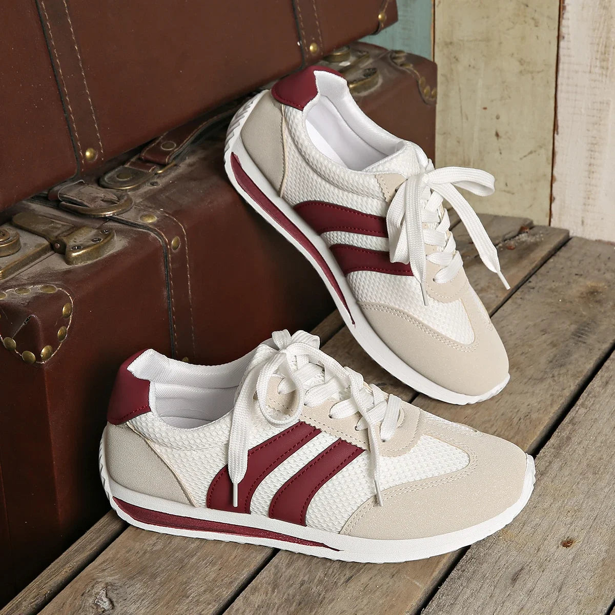Sneakersy Damskie Niskie Sznurowane Z Przeszyciami Na Cholewce I Paskami Po Bokach
