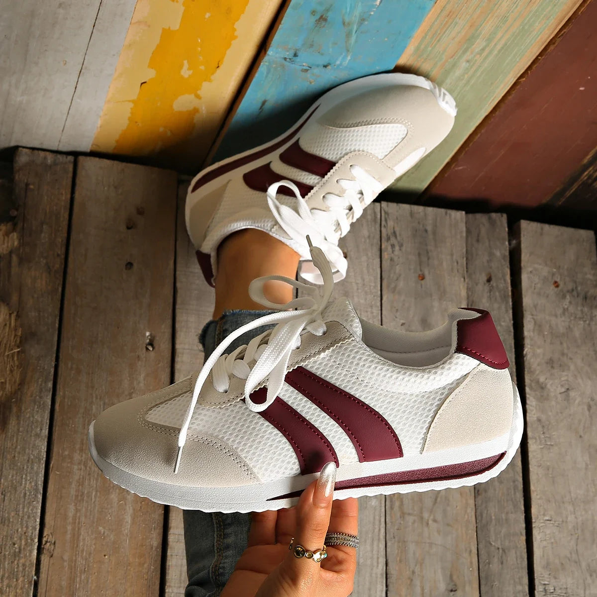 Sneakersy Damskie Niskie Sznurowane Z Przeszyciami Na Cholewce I Paskami Po Bokach